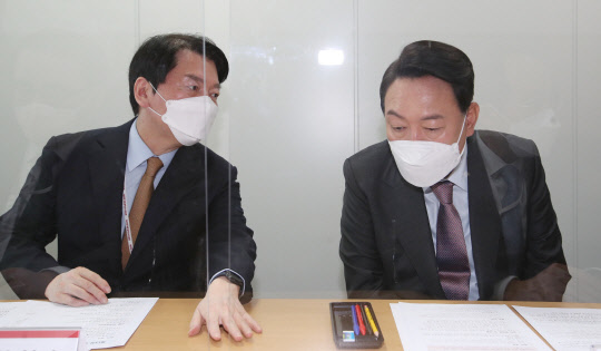 윤석열 대통령 당선인이 지난 4월15일 오전 서울 종로구 통인동 대통령직인수위원회에서 안철수(왼쪽) 인수위원장이 주재하는 간사단 회의에 참석, 대화하고 있다.<인수위사진기자단·연합뉴스>